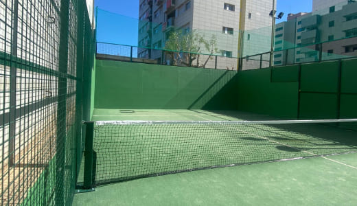 foto de pista de pádel con muros hormigón