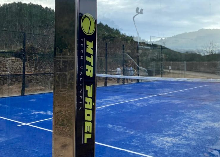 foto de pista de pádel Inox y paredes de cristal